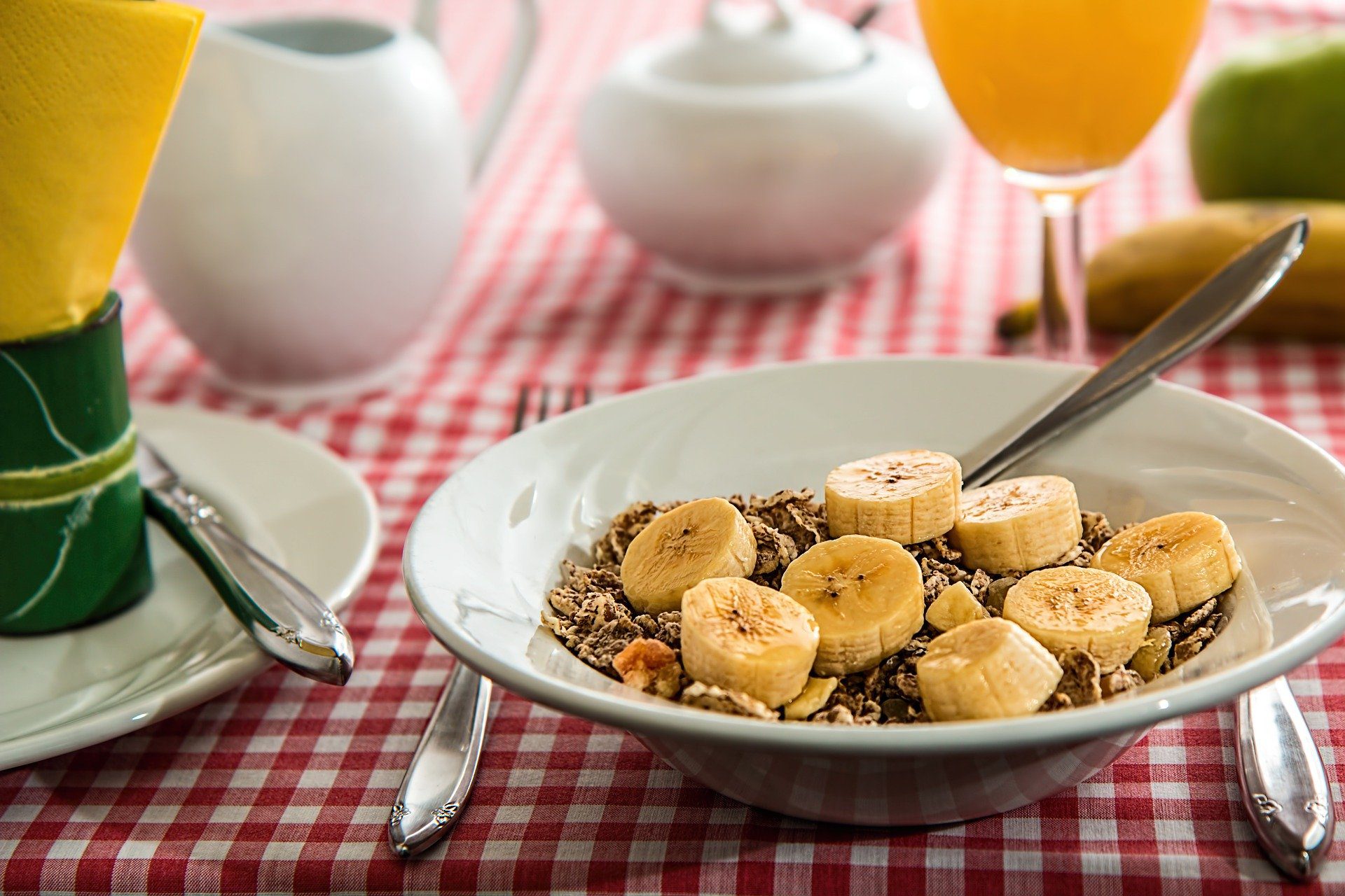 Alimentos ricos em fibras: Nutricionistas defendem as consequências deste consumo 1 banana e aveia são alimentos ricos em fibras