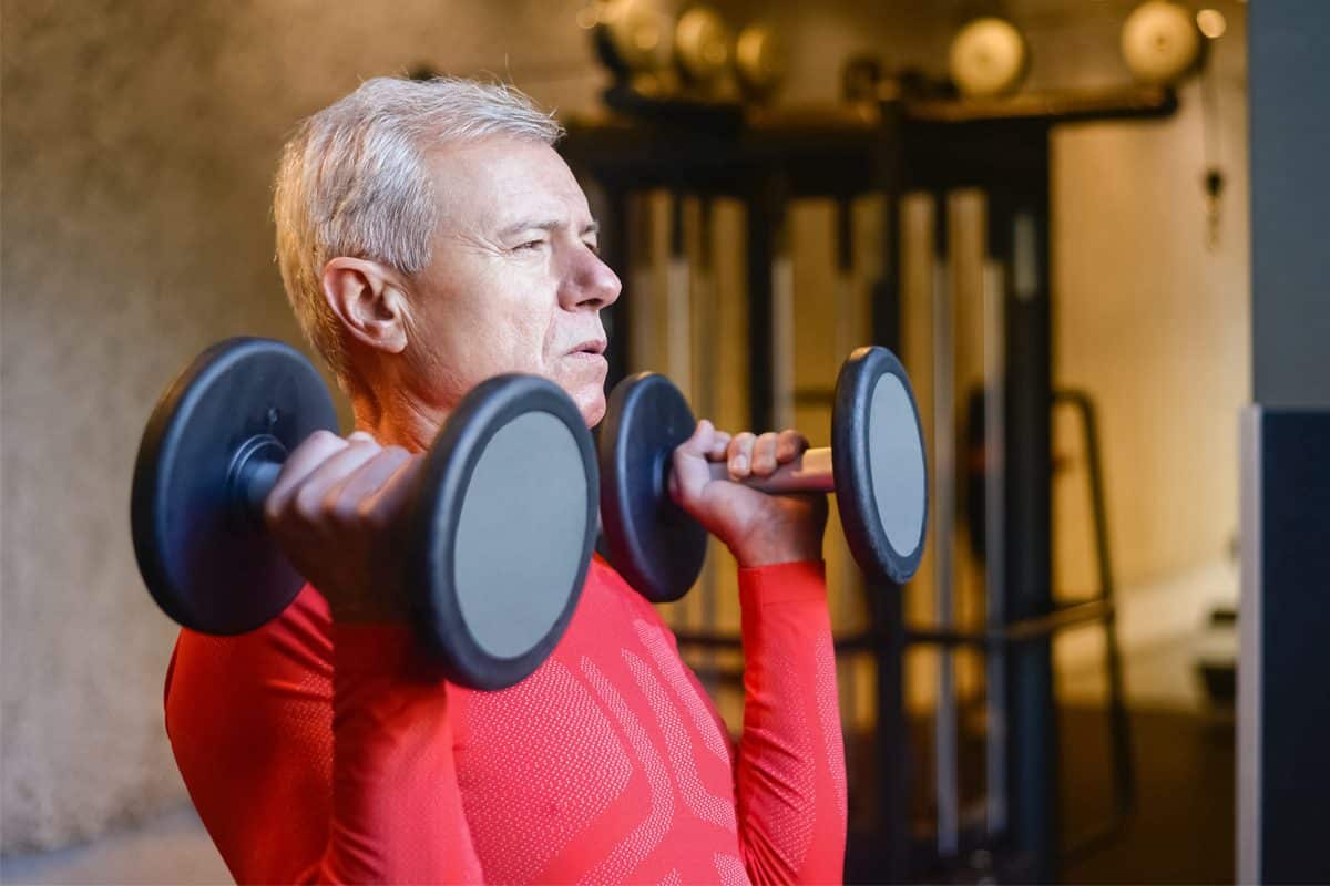 5 benefícios da musculação aos 50 anos para envelhecer com saúde 1 homem experimentando os benefícios da musculação