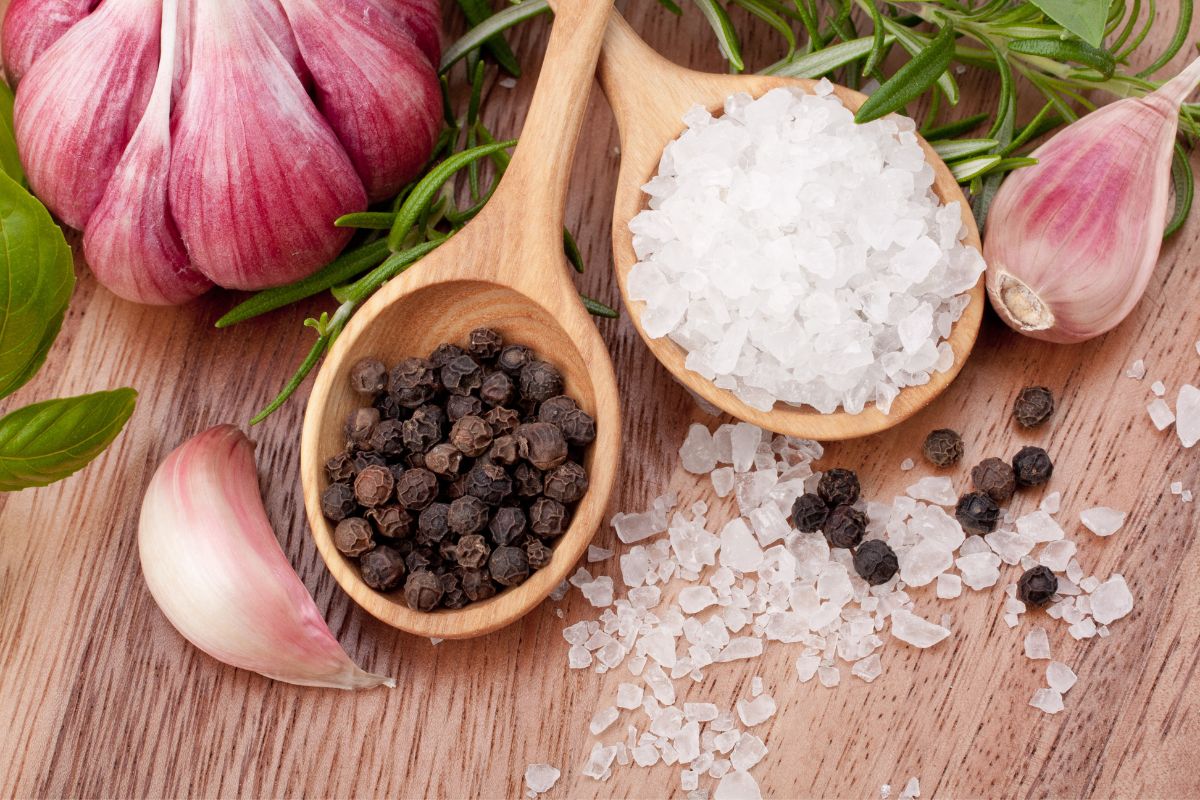 13 opções saudáveis para substituir o sal e ainda ter muito sabor na comida 1 temperos para substituir o sal