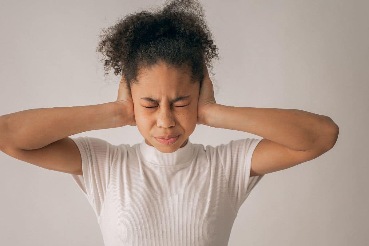 Saiba o que causa zumbido no ouvido: quando ele é preocupante? Confira! 1 O que causa zumbido nos ouvidos?