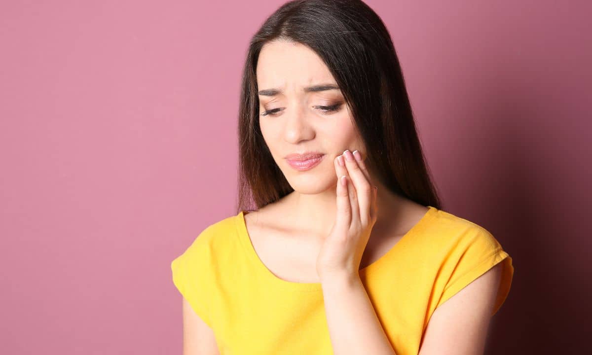 Sensibilidade nos dentes: quais são as as causas e como fazer para aliviar 1 Sensibilidade nos dentes.