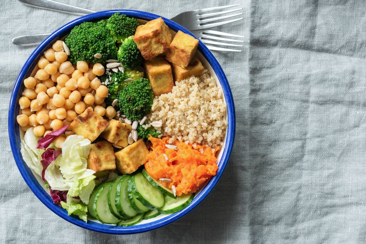 Saladas proteicas para o jantar: 4 opções leves, fáceis e deliciosas 1 saladas proteicas