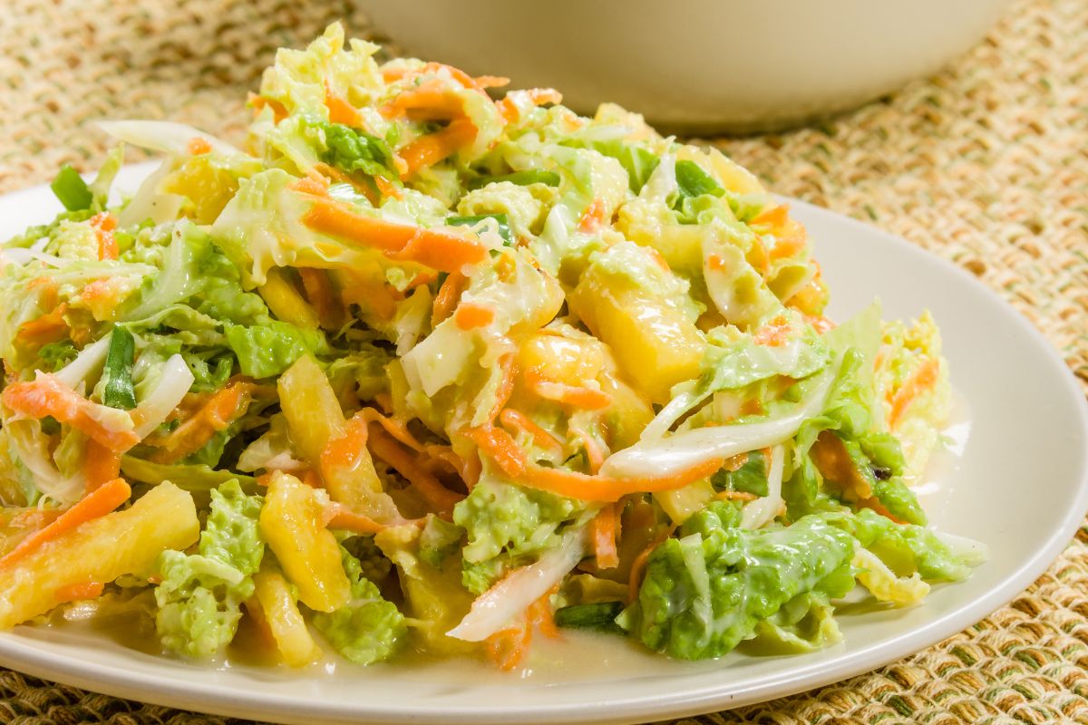 Salada de frango com abacaxi: combinação surpreendente que você vai amar 1 Salada de frango com abacaxi.