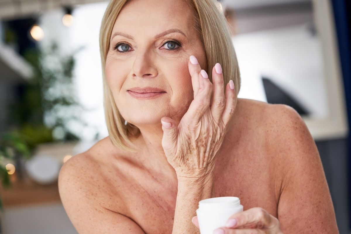 Qual a melhor vitamina para rejuvenescer a pele do rosto? Opções que combatem rugas e manchas 1 Melhor vitamina para rejuvenescer a pele do rosto.